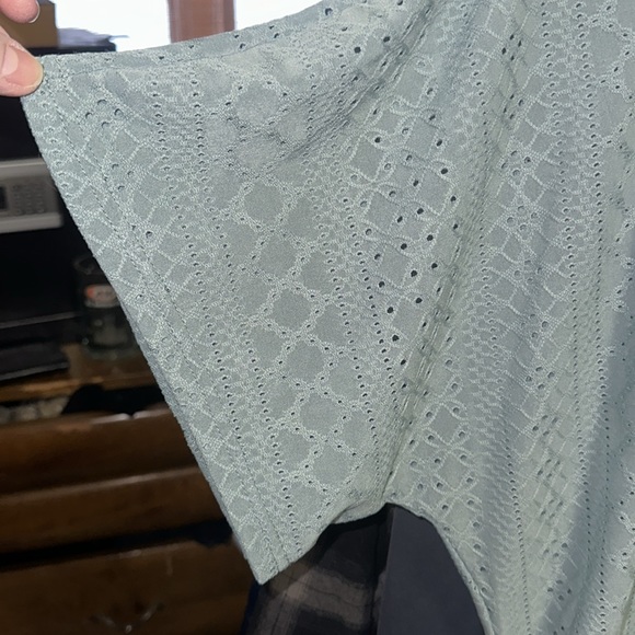 NWOT EYELET V-NECK SHORT SLEEVE TOP OLIVE GREEN WOMENS XL - Picture 4 of 6